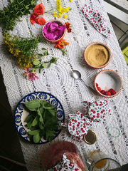 Świeże zioła na stole w ogrodzie